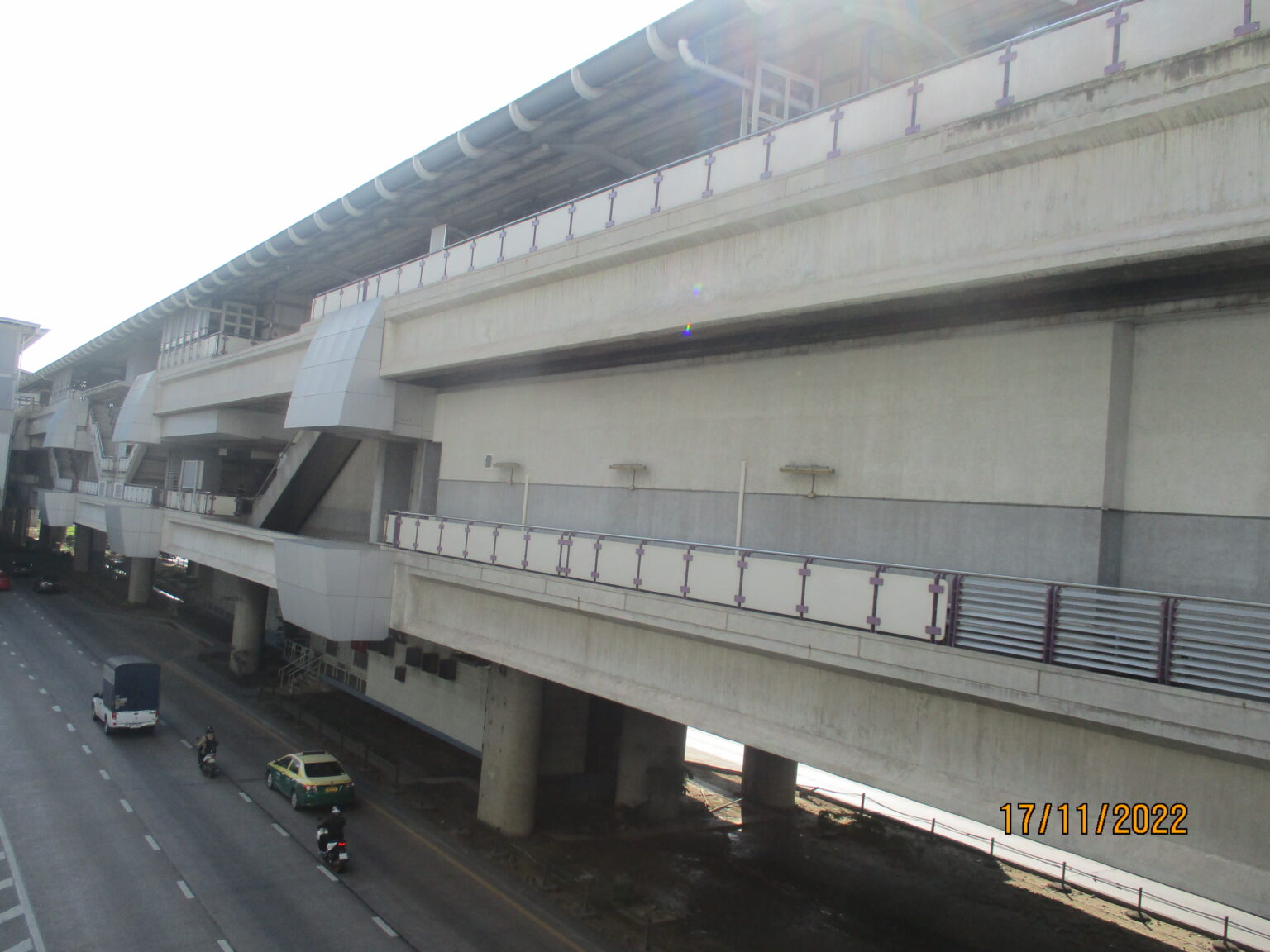 การติดตั้งไฟส่องสว่างบริเวณใต้สถานี-1