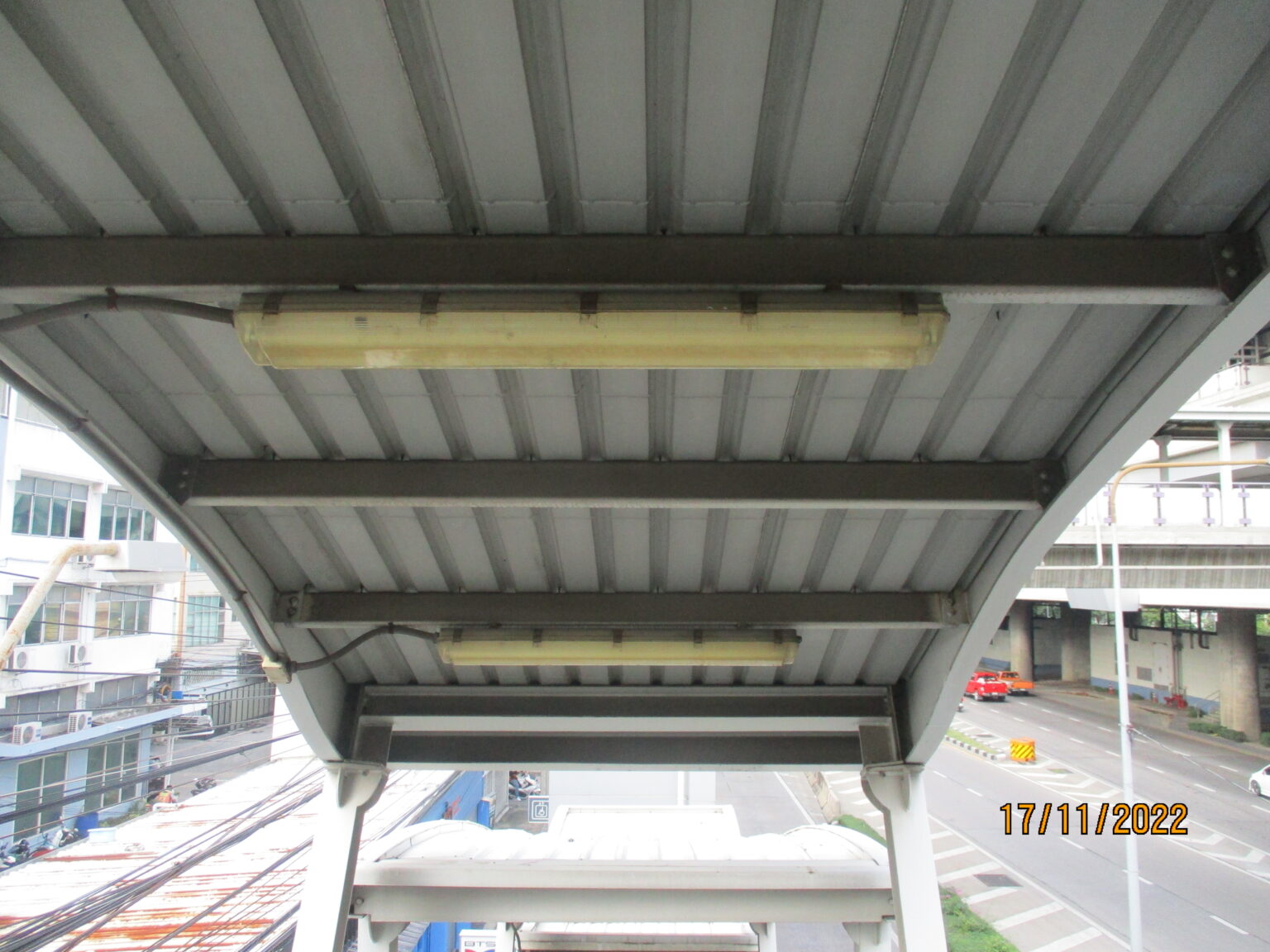 การติดตั้งไฟส่องสว่างบริเวณใต้สถานี-2
