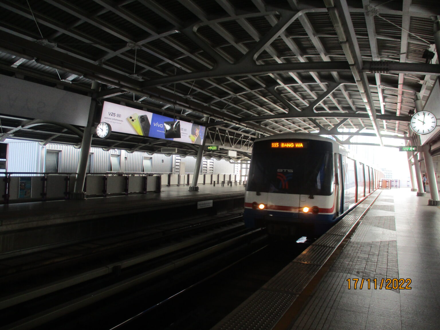 การเปิดไฟหน้ารถไฟฟ้า-1
