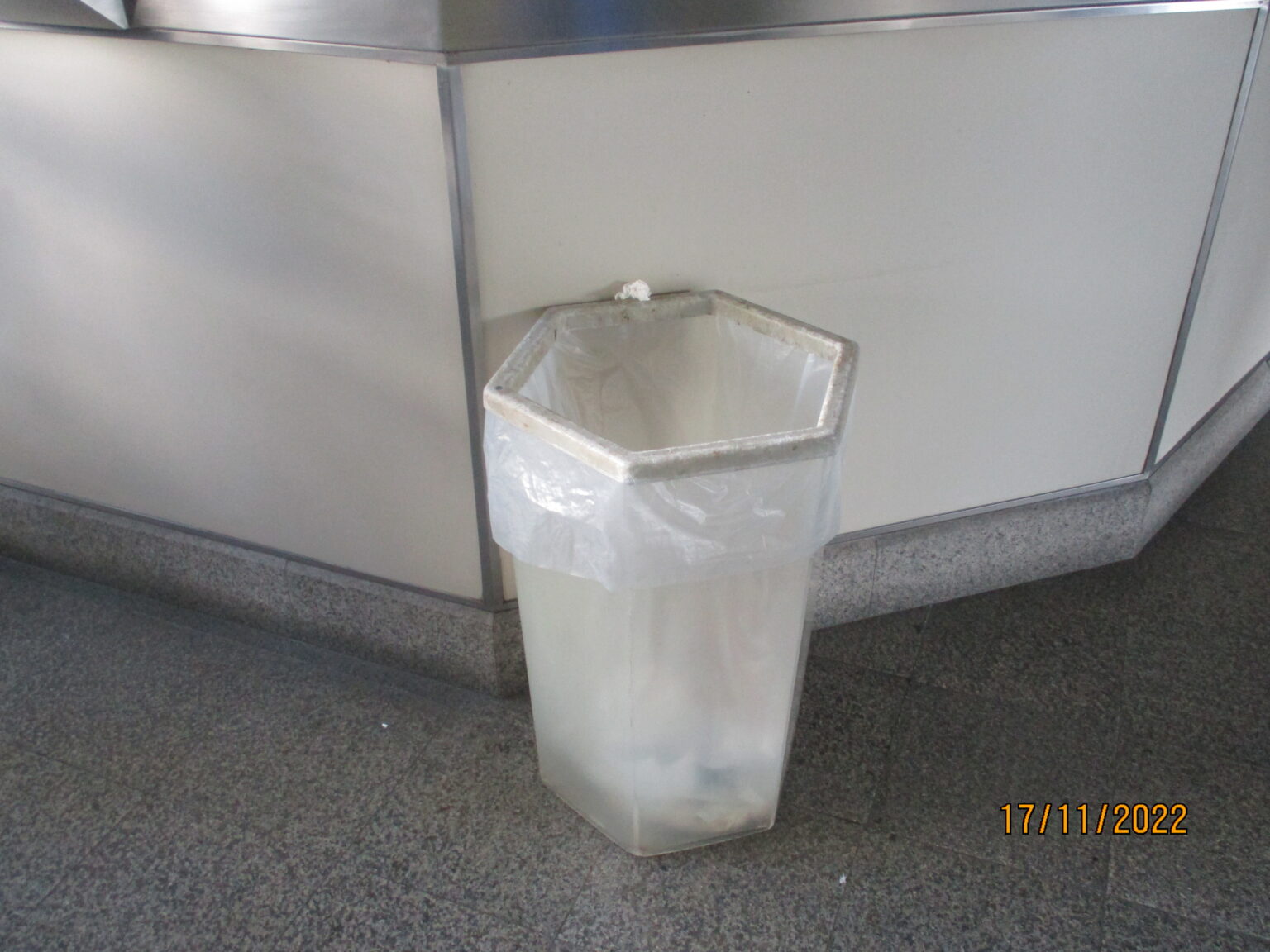 ถังขยะรองรับขยะมูลฝอยไว้ตามจุดต่าง ๆ-2