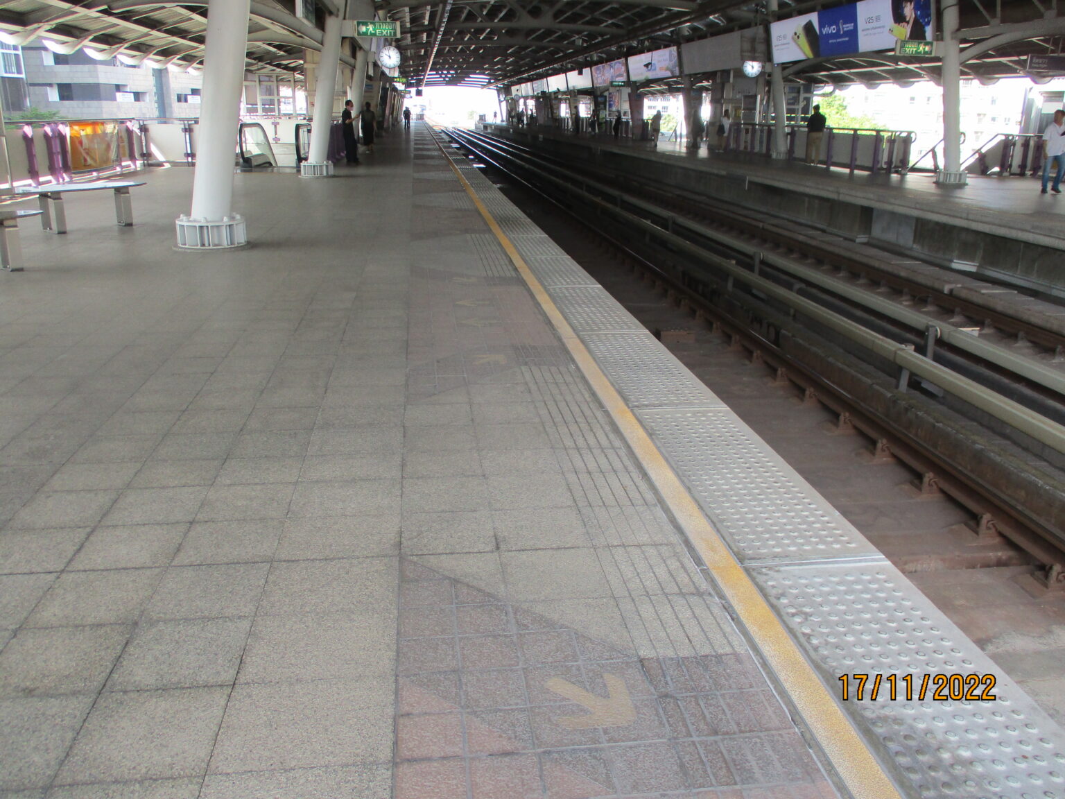 แนวเส้นสีเหลืองและพื้นผิวขรุขระแสดงเขตห้ามล่วงล้ำ-2